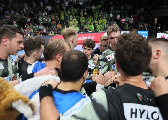 GER HBL Saison 2025 2026 FÜCHSE Berlin vs SC Magdeburg, 06.09.25, Max-Schmeling-Halle, Berlin, Teamkreis nach dem Abpfiff, FÜCHSE Berlin chancenlos gegen den SC Magdeburg
