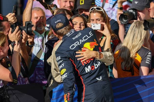 Max Verstappen (Oracle Red Bull Racing 1) umarmt seine Lebensgefaehrtin Kelly Piquet, Qualifying, Grosser Preis von Italien, Motorsport, Herren, Formel 1, 06.09.2025 Monza Lombardei Italien
