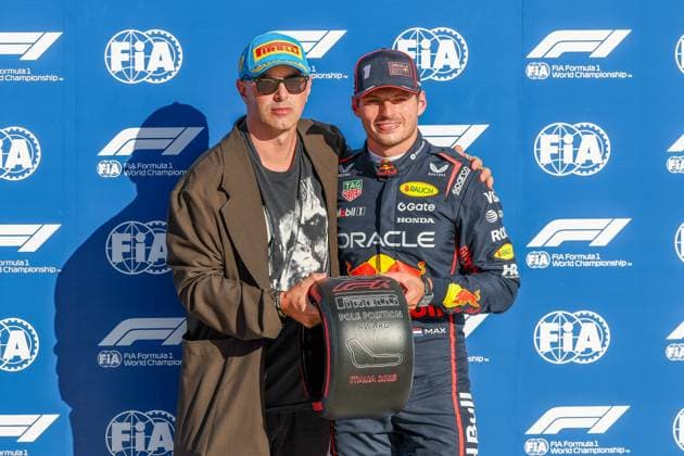 Der Pirelli Pole Position Award wird von dem Italienischen Kuenstler Nico Vascellari an Max Verstappen (Oracle Red Bull Racing 1) ueberreicht, Qualifying, Grosser Preis von Italien, Motorsport, Herren, Formel 1, 06.09.2025 Monza Lombardei Italien