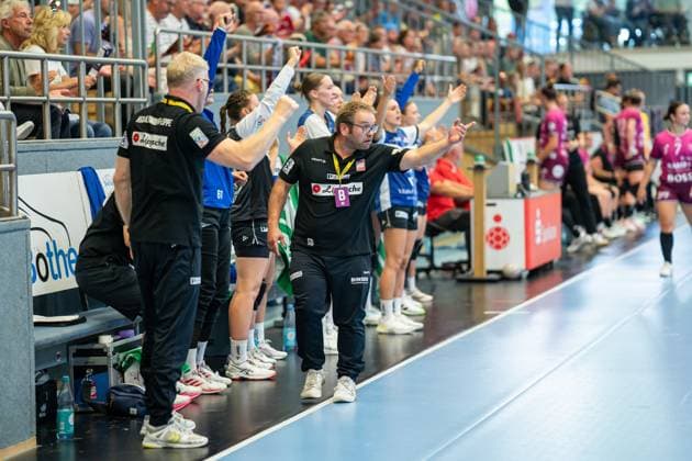 HSG Blomberg-Lippe (GER) vs. TUS Metzingen (GER), Handball, 1. Handball Bundesliga Frauen, 2. Spieltag, 06.09.2025, Saision 2025 2026, Blomberg Steffen Birkner (HSG Blomberg-Lippe, Trainer) gestikuliert Blomberg Sporthalle an der Ulmenallee Deutschland