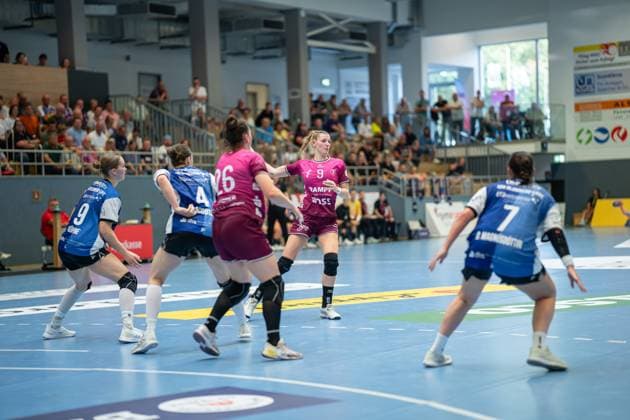 HSG Blomberg-Lippe (GER) vs. TUS Metzingen (GER), Handball, 1. Handball Bundesliga Frauen, 2. Spieltag, 06.09.2025, Saision 2025 2026, Blomberg Naina Klein (TUS Metzingen, 09) im Spielaufbau Blomberg Sporthalle an der Ulmenallee Deutschland