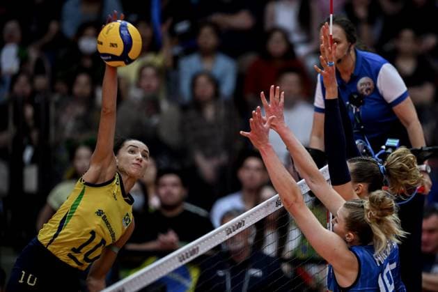 Italy v Brazil - FIVB Women’s World Volleyball Championship BANGKOK, THAILAND - SEPTEMBER 06: Gabriela Braga Guimaraes (10) of Brazil in action during the FIVB Women’s Volleyball World Championship, WM, Weltmeisterschaft semi-final match between Italy and Brazil at Huamark Indoor Stadium in Bangkok, Thailand, on September 06, 2025. Mustafa Hatipoglu Anadolu Banghok Thailand. Editorial use only. Please get in touch for any other usage.  Copyright: x2025xAnadoluxMustafaxHatipoglux