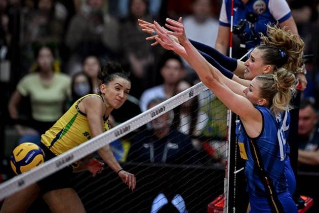 Italy v Brazil - FIVB Women’s World Volleyball Championship BANGKOK, THAILAND - SEPTEMBER 06: Gabriela Braga Guimaraes (10) of Brazil in action during the FIVB Women’s Volleyball World Championship, WM, Weltmeisterschaft semi-final match between Italy and Brazil at Huamark Indoor Stadium in Bangkok, Thailand, on September 06, 2025. Mustafa Hatipoglu Anadolu Banghok Thailand. Editorial use only. Please get in touch for any other usage.  Copyright: x2025xAnadoluxMustafaxHatipoglux