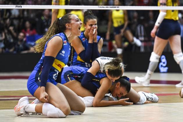 Italy v Brazil - FIVB Women’s World Volleyball Championship BANGKOK, THAILAND - SEPTEMBER 06: Players of Italy celebrate their victory at the end of the FIVB Women’s Volleyball World Championship, WM, Weltmeisterschaft semi-final match between Italy and Brazil at Huamark Indoor Stadium in Bangkok, Thailand, on September 06, 2025. Mustafa Hatipoglu Anadolu Banghok Thailand. Editorial use only. Please get in touch for any other usage.  Copyright: x2025xAnadoluxMustafaxHatipoglux