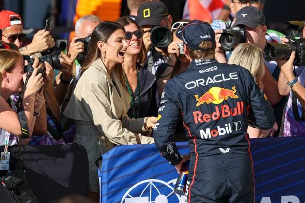 Max Verstappen (Oracle Red Bull Racing 1) umarmt seine Lebensgefaehrtin Kelly Piquet, Qualifying, Grosser Preis von Italien, Motorsport, Herren, Formel 1, 06.09.2025 Monza Lombardei Italien