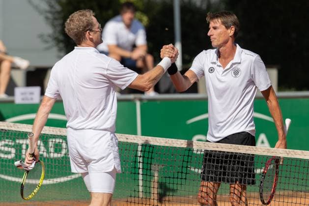 TC Bad Vilbel - Kölner KHT SW, DM-Halbfinale Bad Vilbels Nummer 2, Markus Naewie (links) gratuliert dem Kölner Paul Haarhuis zu dessen Sieg. Deutsche Vereinsmeisterschaft Herren 55 am 6. und 7. September 2025 in Bad Vilbel. Halbfinalspiel zwischen dem TC Bad Vilbel und dem Kölner KHT SW., Bad Vilbel Hessen Deutschland