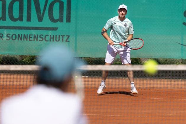 TC Bad Vilbel - Kölner KHT SW, DM-Halbfinale Roland Ramer, die Nummer 1 des TC Bad Vilbel, während seines Spiels gegen Francisco Clavet. Deutsche Vereinsmeisterschaft Herren 55 am 6. und 7. September 2025 in Bad Vilbel. Halbfinalspiel zwischen dem TC Bad Vilbel und dem Kölner KHT SW., Bad Vilbel Hessen Deutschland