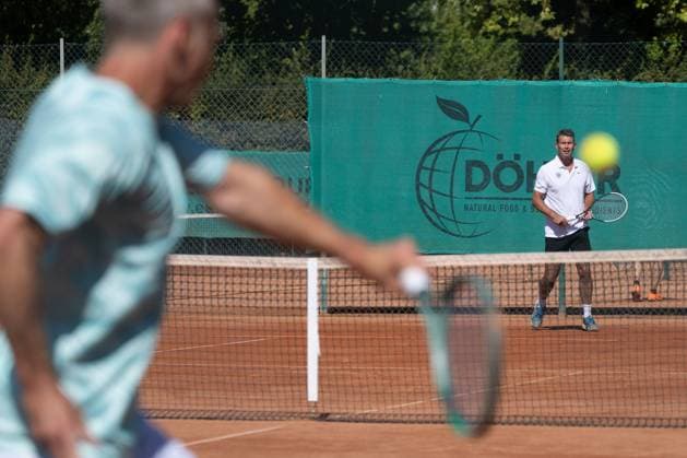 TC Bad Vilbel - Kölner KHT SW, DM-Halbfinale Niels de Kok, die Nummer 5 des Kölner KHT SW (hinten) in seinem Match gegen Jan Vrbsky (Bad Vilbel). Deutsche Vereinsmeisterschaft Herren 55 am 6. und 7. September 2025 in Bad Vilbel. Halbfinalspiel zwischen dem TC Bad Vilbel und dem Kölner KHT SW., Bad Vilbel Hessen Deutschland