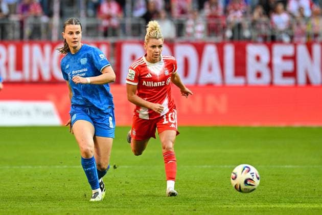 Fußball I Frauen I Saison 2025-2026 I Bundesliga I 1. Spieltag I FC Bayern München - Bayer 04 Leverkusen I 06.09.2025 Katharina Piljic (6, Bayer 04 Leverkusen) und Linda Dallmann (10, FC Bayern München) München Allianz-Arena (Werner-Heisenberg-Allee 25) Bayern Deutschland Copyright: xLobeca InesxHähnelx