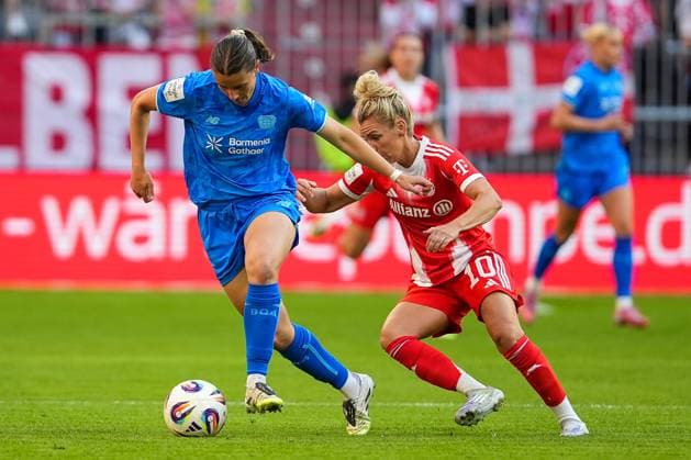 Fussball: Frauen-Bundesliga, 1. Spieltag, FC Bayern München - Bayer Leverkusen am 06.09.2025 in München (Allianz Arena), Deutschland, Saison 2025 2026 DFL REGULATIONS PROHIBIT ANY USE OF PHOTOGRAPHS AS IMAGE SEQUENCES AND OR QUASI VIDEO: Mit Ball Katharina Piljic (6, LEV) im Zweikampf mit Linda Dallmann (10, FCB). München Allianz Arena Deutschland Copyright: xChristophxKinzingerx