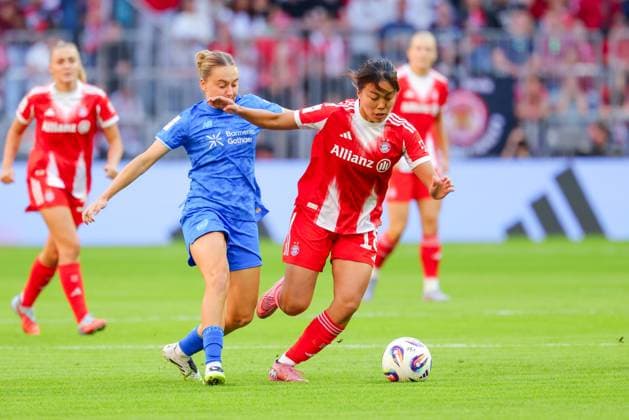 Momoko Tanikawa (18, FC Bayern München) und Sofie Zdebel (16, Bayer 04 Leverkusen) beim Spiel zwischen FC Bayern München v Bayer 04 Leverkusen, Fußball, Frauen, Google Pixel Frauen-Bundesliga, 2025 2026, 1.Spieltag am 06.09.2025 in München, Allianz Arena. DFL and DFB regulations prohibit any use of photographs as image sequences and or quasi-video. Bayern Deutschland