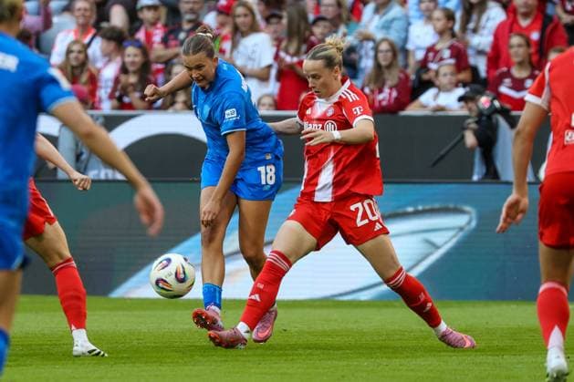 Julia Mickenhagen (Bayer Leverkusen, 18), Franziska Kett (Bayern München, 20) Fussball: Frauen-Bundesliga, 1. Spieltag, FC Bayern München vs. Bayer 04 Leverkusen am 06.09.2025 in München (Allianz Arena), Deutschland München Allianz Arena Deutschland Copyright: xFranzxReindelx