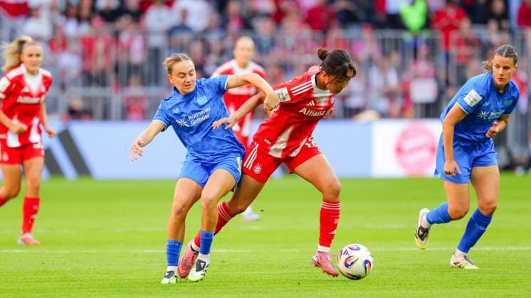 Momoko Tanikawa (18, FC Bayern München) und Sofie Zdebel (16, Bayer 04 Leverkusen) beim Spiel zwischen FC Bayern München v Bayer 04 Leverkusen, Fußball, Frauen, Google Pixel Frauen-Bundesliga, 2025 2026, 1.Spieltag am 06.09.2025 in München, Allianz Arena. DFL and DFB regulations prohibit any use of photographs as image sequences and or quasi-video. Bayern Deutschland