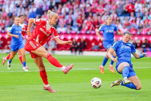 Lea Schüller (11, FC Bayern München) und Claudia Wenger (5, Bayer 04 Leverkusen) beim Spiel zwischen FC Bayern München v Bayer 04 Leverkusen, Fußball, Frauen, Google Pixel Frauen-Bundesliga, 2025 2026, 1.Spieltag am 06.09.2025 in München, Allianz Arena. DFL and DFB regulations prohibit any use of photographs as image sequences and or quasi-video. Bayern Deutschland