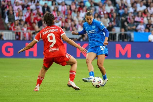 Carlotta Wamser (Bayer Leverkusen, 37), Jovana DamnjanoviÄ‡ (Bayern München, 9) Fussball: Frauen-Bundesliga, 1. Spieltag, FC Bayern München vs. Bayer 04 Leverkusen am 06.09.2025 in München (Allianz Arena), Deutschland München Allianz Arena Deutschland Copyright: xFranzxReindelx