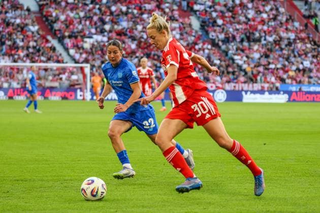 Carolin Simon (Bayern München, 30), Ruby Grant (Bayer Leverkusen, 22) Fussball: Frauen-Bundesliga, 1. Spieltag, FC Bayern München vs. Bayer 04 Leverkusen am 06.09.2025 in München (Allianz Arena), Deutschland München Allianz Arena Deutschland Copyright: xFranzxReindelx