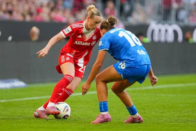 Fussball: Frauen-Bundesliga, 1. Spieltag, FC Bayern München - Bayer Leverkusen am 06.09.2025 in München (Allianz Arena), Deutschland, Saison 2025 2026 DFL REGULATIONS PROHIBIT ANY USE OF PHOTOGRAPHS AS IMAGE SEQUENCES AND OR QUASI VIDEO: Mit Ball Franziska Kett (20, FCB) im Zweikampf mit Julia Mickenhagen (18, LEV). München Allianz Arena Deutschland Copyright: xChristophxKinzingerx