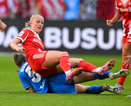 RECORD DATE NOT STATED 06.09.2025, Google-Pixel Frauenfussball Bundesliga 2025 2026, 1.Spieltag, FC Bayern München - Bayer 04 Leverkusen, in der Allianz-Arena München, v.l. Claudia Wenger (Bayerr 04 Leverkusen) gegen Lea Schüller (FC Bayern München)