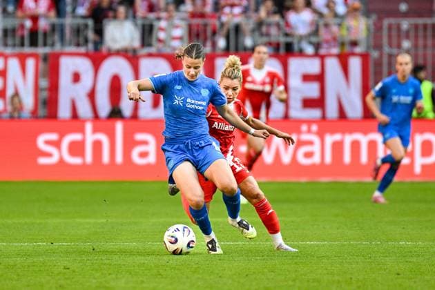 Fußball I Frauen I Saison 2025-2026 I Bundesliga I 1. Spieltag I FC Bayern München - Bayer 04 Leverkusen I 06.09.2025 Zweikampf Katharina Piljic (6, Bayer 04 Leverkusen) und Linda Dallmann (10, FC Bayern München) München Allianz-Arena (Werner-Heisenberg-Allee 25) Bayern Deutschland Copyright: xLobeca InesxHähnelx