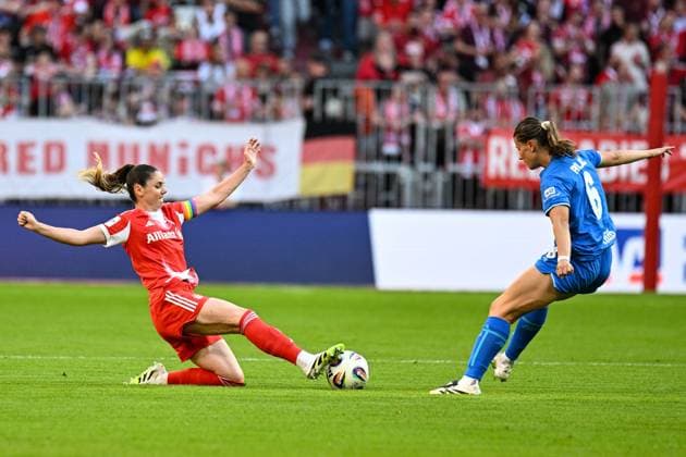 Fußball I Frauen I Saison 2025-2026 I Bundesliga I 1. Spieltag I FC Bayern München - Bayer 04 Leverkusen I 06.09.2025 Zweikampf Sarah Zadrazil (25, FC Bayern München) und Katharina Piljic (6, Bayer 04 Leverkusen) München Allianz-Arena (Werner-Heisenberg-Allee 25) Bayern Deutschland Copyright: xLobeca InesxHähnelx