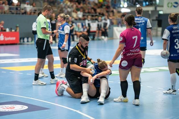 HSG Blomberg-Lippe (GER) vs. TUS Metzingen (GER), Handball, 1. Handball Bundesliga Frauen, 2. Spieltag, 06.09.2025, Saision 2025 2026, Blomberg Schaho Aziz (HSG Blomberg-Lippe, Physiotherapeut) versorgt die verletzte Nieke Kuehne (HSG Blomberg-Lippe, 09) Blomberg Sporthalle an der Ulmenallee Deutschland