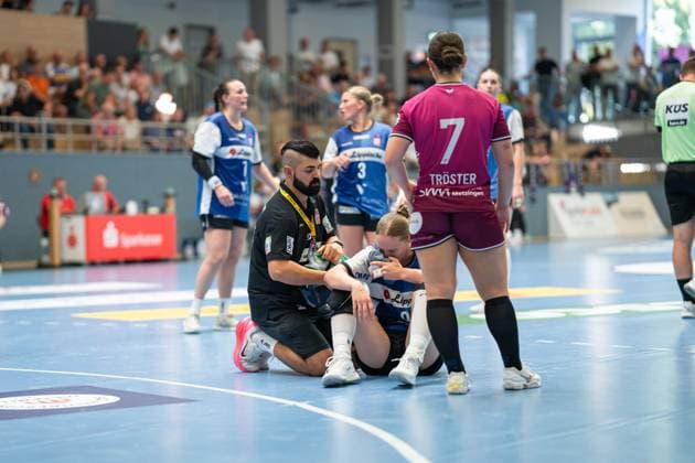 HSG Blomberg-Lippe (GER) vs. TUS Metzingen (GER), Handball, 1. Handball Bundesliga Frauen, 2. Spieltag, 06.09.2025, Saision 2025 2026, Blomberg Schaho Aziz (HSG Blomberg-Lippe, Physiotherapeut) versorgt die verletzte Nieke Kuehne (HSG Blomberg-Lippe, 09) Blomberg Sporthalle an der Ulmenallee Deutschland