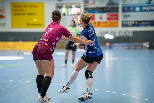 HSG Blomberg-Lippe (GER) vs. TUS Metzingen (GER), Handball, 1. Handball Bundesliga Frauen, 2. Spieltag, 06.09.2025, Saision 2025 2026, Blomberg Sabrina Troester (TUS Metzingen, 07) und Alexia Hauf (HSG Blomberg-Lippe, 31) im Zweikampf Blomberg Sporthalle an der Ulmenallee Deutschland