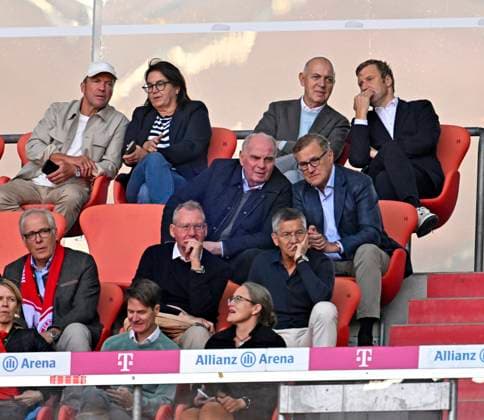 06.09.2025, Google-Pixel Frauenfussball Bundesliga 2025 2026, 1.Spieltag, FC Bayern München - Bayer 04 Leverkusen, in der Allianz-Arena München, v.l. Ehren-Präsident Uli Hoeneß (FC Bayern München, Hoeness) und Vorstandsvorsitzender Jan-Christian Dreesen (FC Bayern München) und Präsident Herbert Hainer (FC Bayern) oben DFB Präsident Bernd Neuendorf (Deutschland) und Lothar Mathäus