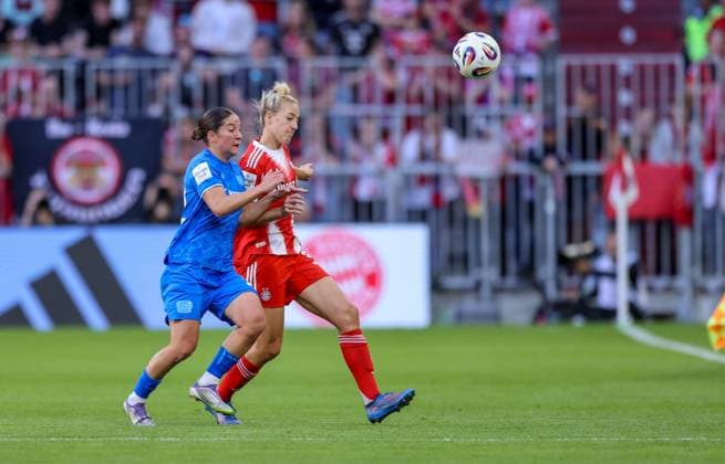 DEU, München, FC Bayern München vs Bayer Leverkusen, Google Pixel Frauen Bundesliga DFB, Saison 2526, Allianz Arena, 1. Spieltag, im Bild v.l.n.r: Ruby Grant (Bayer Leverkusen 22), Carolin Simon (Bayern München 30) DFB DFL REGULATIONS PROHIBIT ANY USE OF PHOTOGRAPHS AS IMAGE SEQUENCES AND OR QUASI-VIDEO, 06.09.2025, Copyright: HMBxMedia HendrikxHamelau