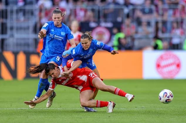 DEU, München, FC Bayern München vs Bayer Leverkusen, Google Pixel Frauen Bundesliga DFB, Saison 2526, Allianz Arena, 1. Spieltag, im Bild v.l.n.r: Claudia Wenger (Bayer Leverkusen 5), Jovana Damnjanović (Bayern München 9), Carlotta Wamser (Bayer Leverkusen 37), Zweikampf DFB DFL REGULATIONS PROHIBIT ANY USE OF PHOTOGRAPHS AS IMAGE SEQUENCES AND OR QUASI-VIDEO, 06.09.2025, Copyright: HMBxMedia HendrikxHamelau