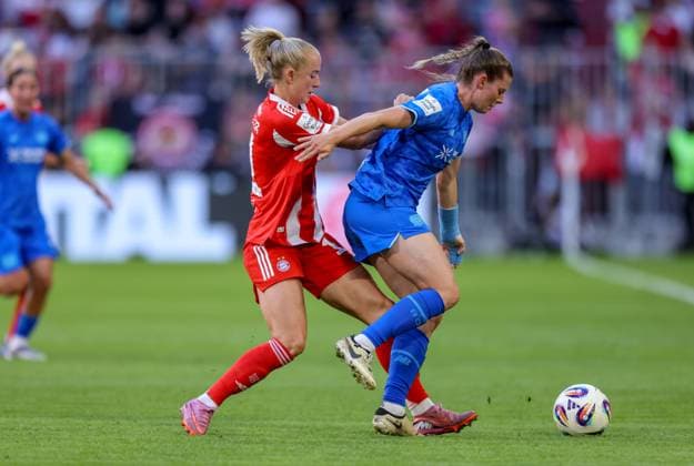DEU, München, FC Bayern München vs Bayer Leverkusen, Google Pixel Frauen Bundesliga DFB, Saison 2526, Allianz Arena, 1. Spieltag, im Bild v.l.n.r: Lea Schüller (Bayern München 11), Claudia Wenger (Bayer Leverkusen 5) DFB DFL REGULATIONS PROHIBIT ANY USE OF PHOTOGRAPHS AS IMAGE SEQUENCES AND OR QUASI-VIDEO, 06.09.2025, Copyright: HMBxMedia HendrikxHamelau