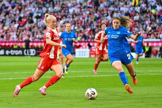 Fußball I Frauen I Saison 2025-2026 I Bundesliga I 1. Spieltag I FC Bayern München - Bayer 04 Leverkusen I 06.09.2025 Zweikampf Lea Schüller (11, FC Bayern München) und Lilla Turanyi (24, Bayer 04 Leverkusen) München Allianz-Arena (Werner-Heisenberg-Allee 25) Bayern Deutschland Copyright: xLobeca InesxHähnelx