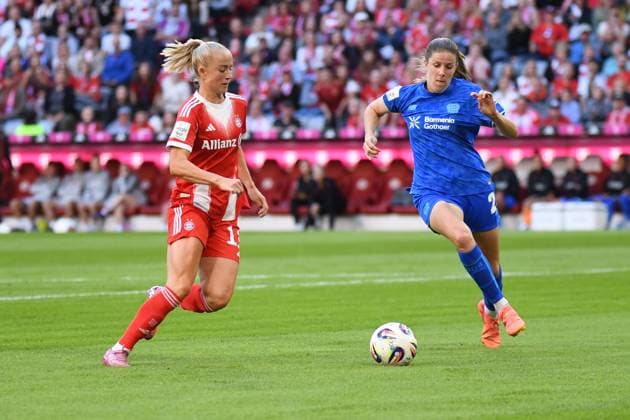 Lea Schüller (11 Bayern) und Lilla Turanyi (24 Leverkusen) in Aktion beim ersten Spieltag der Google Pixel Frauen Bundesliga FC Bayern München - Bayer 04 Leverkusen am 06.09.2025. München Allianz Arena Bayern Deutschland