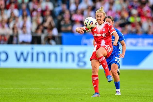 v.li.: Carolin Simon (FC Bayern München, FCB, 30) Ruby Grant (Bayer Leverkusen, 22) im Zweikampf, Duell, duel, tackle, Dynamik, Action, Aktion, 06.09.2025, München (Deutschland), Fussball, Google Pixel Frauen-Bundesliga, FC Bayern München - Bayer Leverkusen, DFB DFL REGULATIONS PROHIBIT ANY USE OF PHOTOGRAPHS AS IMAGE SEQUENCES AND OR QUASI-VIDEO.
