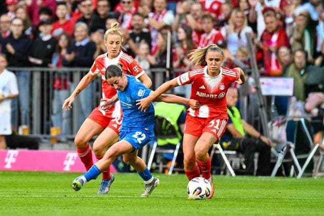 Fußball I Frauen I Saison 2025-2026 I Bundesliga I 1. Spieltag I FC Bayern München - Bayer 04 Leverkusen I 06.09.2025 Carolin Simon (30, FC Bayern München), Ruby Grant (22, Bayer 04 Leverkusen) und Georgia Stanway (31, FC Bayern München) im Kampf um den Ball München Allianz-Arena (Werner-Heisenberg-Allee 25) Bayern Deutschland Copyright: xLobeca InesxHähnelx