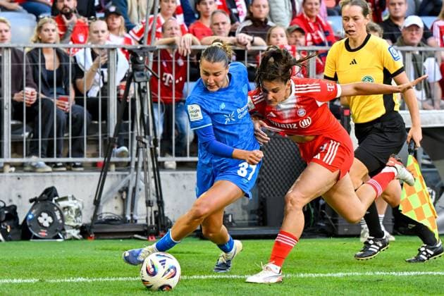 v.li.: Carlotta Wamser (Bayer Leverkusen, 37) Jovana Damnjanovic (FC Bayern München, FCB, 9) im Zweikampf, Duell, duel, tackle, Dynamik, Action, Aktion, 06.09.2025, München (Deutschland), Fussball, Google Pixel Frauen-Bundesliga, FC Bayern München - Bayer Leverkusen, DFB DFL REGULATIONS PROHIBIT ANY USE OF PHOTOGRAPHS AS IMAGE SEQUENCES AND OR QUASI-VIDEO.