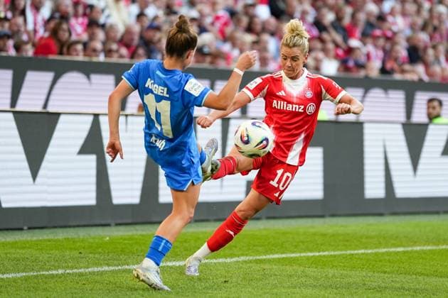 Fussball: Frauen-Bundesliga, 1. Spieltag, FC Bayern München - Bayer Leverkusen am 06.09.2025 in München (Allianz Arena), Deutschland, Saison 2025 2026 DFL REGULATIONS PROHIBIT ANY USE OF PHOTOGRAPHS AS IMAGE SEQUENCES AND OR QUASI VIDEO: Linda Dallmann (10, FCB) im Zweikampf mit Kristin Kögel (11, LEV) um den Ball. München Allianz Arena Deutschland Copyright: xChristophxKinzingerx