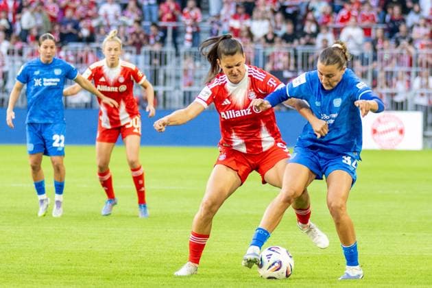Jovana Damnjanovic 9 (FC Bayern Muenchen Frauen) im Zweikampf mit Carlotta Wamser 37 (Bayer 04 Leverkusen), FC Bayern Frauen Muenchen - Bayer 04 Leverkusen, Google Pixel Frauenbundesliga, 1. Spieltag, 06.09.25 DFB regulations prohibit any use of photographs as image sequences and or quasi-video. (kolbert-press) Muenchen Bayern Deutschland