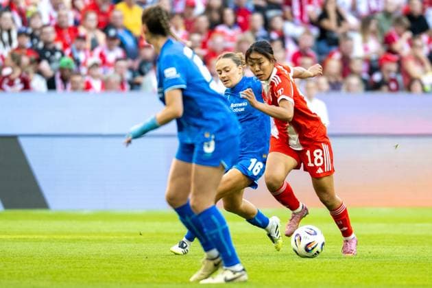 Momoko Tanikawa 18 (FC Bayern Muenchen Frauen) im Zweikampf mit Sofie Zdebel 16 (Bayer 04 Leverkusen), FC Bayern Frauen Muenchen - Bayer 04 Leverkusen, Google Pixel Frauenbundesliga, 1. Spieltag, 06.09.25 DFB regulations prohibit any use of photographs as image sequences and or quasi-video. (kolbert-press) Muenchen Bayern Deutschland