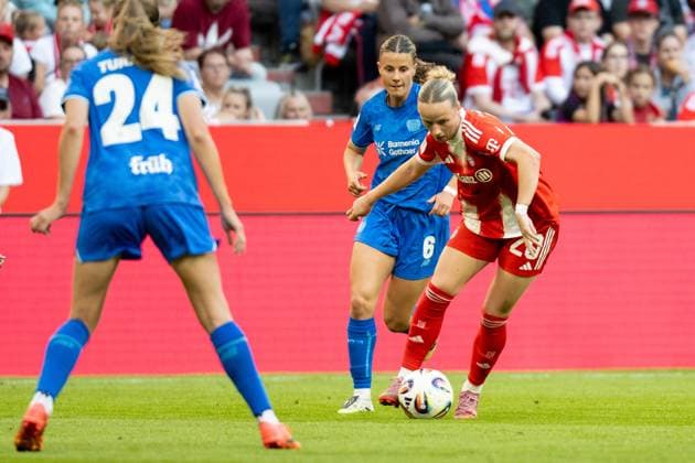 Katharina Piljic 6 (Bayer 04 Leverkusen) im Zweikampf mit Franziska Kett 20 (FC Bayern Muenchen Frauen), FC Bayern Frauen Muenchen - Bayer 04 Leverkusen, Google Pixel Frauenbundesliga, 1. Spieltag, 06.09.25 DFB regulations prohibit any use of photographs as image sequences and or quasi-video. (kolbert-press) Muenchen Bayern Deutschland