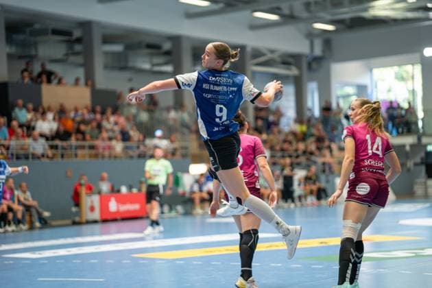 HSG Blomberg-Lippe (GER) vs. TUS Metzingen (GER), Handball, 1. Handball Bundesliga Frauen, 2. Spieltag, 06.09.2025, Saision 2025 2026, Blomberg Nieke Kuehne (HSG Blomberg-Lippe, 09) im Torwurf Blomberg Sporthalle an der Ulmenallee Deutschland