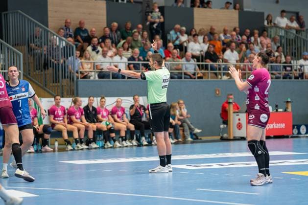 HSG Blomberg-Lippe (GER) vs. TUS Metzingen (GER), Handball, 1. Handball Bundesliga Frauen, 2. Spieltag, 06.09.2025, Saision 2025 2026, Blomberg Malte Frank (Schiedsrichter) gibt eine 2-Minuten Strafe Blomberg Sporthalle an der Ulmenallee Deutschland