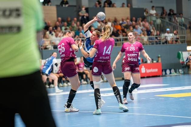 HSG Blomberg-Lippe (GER) vs. TUS Metzingen (GER), Handball, 1. Handball Bundesliga Frauen, 2. Spieltag, 06.09.2025, Saision 2025 2026, Blomberg Laura Rueffieux (HSG Blomberg-Lippe, 03) im Torwurf gegen v.l. Carolin Huebner (TUS Metzingen, 56) und Klara Schlegel (TUS Metzingen, 14) Blomberg Sporthalle an der Ulmenallee Deutschland