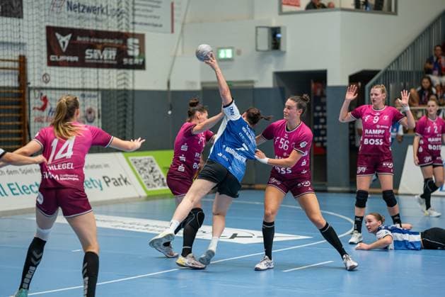 HSG Blomberg-Lippe (GER) vs. TUS Metzingen (GER), Handball, 1. Handball Bundesliga Frauen, 2. Spieltag, 06.09.2025, Saision 2025 2026, Blomberg Diana Magnusdottir (HSG Blomberg-Lippe, 07) im Torwurf, wird von Carolin Huebner (TUS Metzingen, 56) am Trikot gezogen Blomberg Sporthalle an der Ulmenallee Deutschland