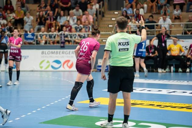 HSG Blomberg-Lippe (GER) vs. TUS Metzingen (GER), Handball, 1. Handball Bundesliga Frauen, 2. Spieltag, 06.09.2025, Saision 2025 2026, Blomberg Svenja Huebner (TUS Metzingen, 26) erhaelt von Leonard Bona (Schiedsrichter) eine 2-Minuten Strafe Blomberg Sporthalle an der Ulmenallee Deutschland