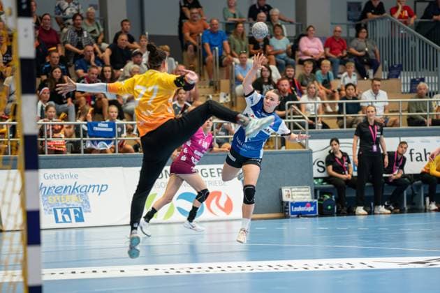 HSG Blomberg-Lippe (GER) vs. TUS Metzingen (GER), Handball, 1. Handball Bundesliga Frauen, 2. Spieltag, 06.09.2025, Saision 2025 2026, Blomberg Elin Magnusdottir (HSG Blomberg-Lippe, 33) im Torwurf gegen Sara Suba (TUS Metzingen, 77) Blomberg Sporthalle an der Ulmenallee Deutschland