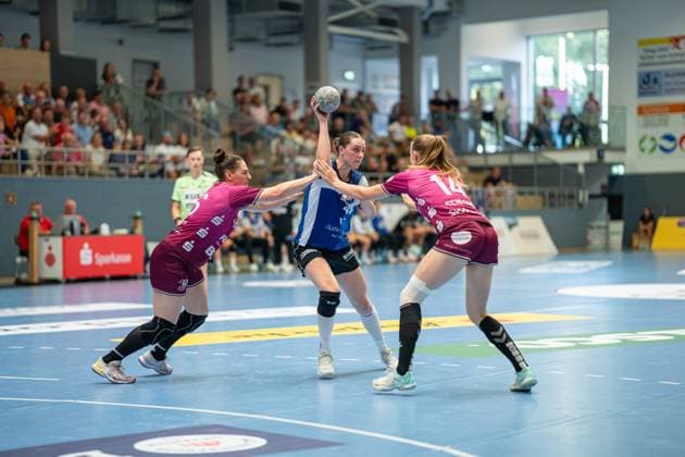 HSG Blomberg-Lippe (GER) vs. TUS Metzingen (GER), Handball, 1. Handball Bundesliga Frauen, 2. Spieltag, 06.09.2025, Saision 2025 2026, Blomberg Andrea Jacobsen (HSG Blomberg-Lippe, 04) gegen Klara Schlegel (TUS Metzingen, 14) (links) Blomberg Sporthalle an der Ulmenallee Deutschland