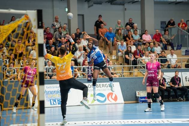 HSG Blomberg-Lippe (GER) vs. TUS Metzingen (GER), Handball, 1. Handball Bundesliga Frauen, 2. Spieltag, 06.09.2025, Saision 2025 2026, Blomberg Farrelle Njinkeu (HSG Blomberg-Lippe, 55) im Torwurf gegen Sara Suba (TUS Metzingen, 77) Blomberg Sporthalle an der Ulmenallee Deutschland
