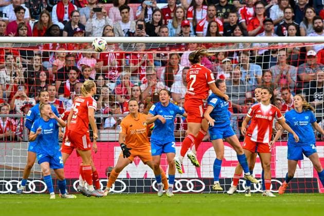 Strafraumszene nach einem Eckball, Vanessa Gilles (FC Bayern München, FCB, 2) köpft aufs Leverkusener Tor, 06.09.2025, München (Deutschland), Fussball, Google Pixel Frauen-Bundesliga, FC Bayern München - Bayer Leverkusen, DFB DFL REGULATIONS PROHIBIT ANY USE OF PHOTOGRAPHS AS IMAGE SEQUENCES AND OR QUASI-VIDEO.