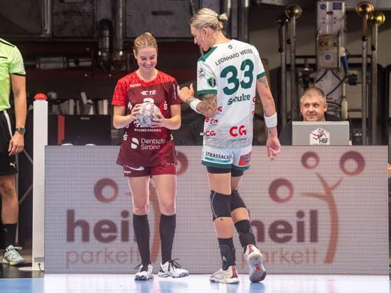 Amelie Berger (HSG Bensheim Auerbach, 03) und Luisa Schulze (Frisch Auf Frauen, 33) vor dem Spiel, HSG Bensheim Auerbach vs. Frisch Auf Goeppingen, Handball, 1. Bundesliga, Spielzeit 2025 2026, 06.09.2025 HSG Bensheim Auerbach vs. Frisch Auf Goeppingen, Handball, 1. Bundesliga, Spielzeit 2025 2026, 06.09.2025 Bensheim Copyright: xMichaelxSchmidt Eibner-Pressefotx EP_MST